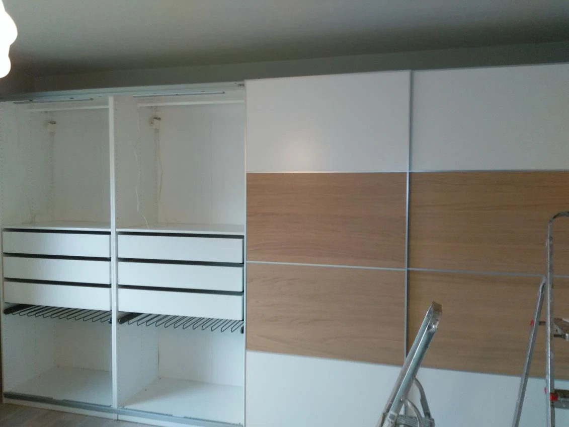 Montage d’un placard à portes coulissantes