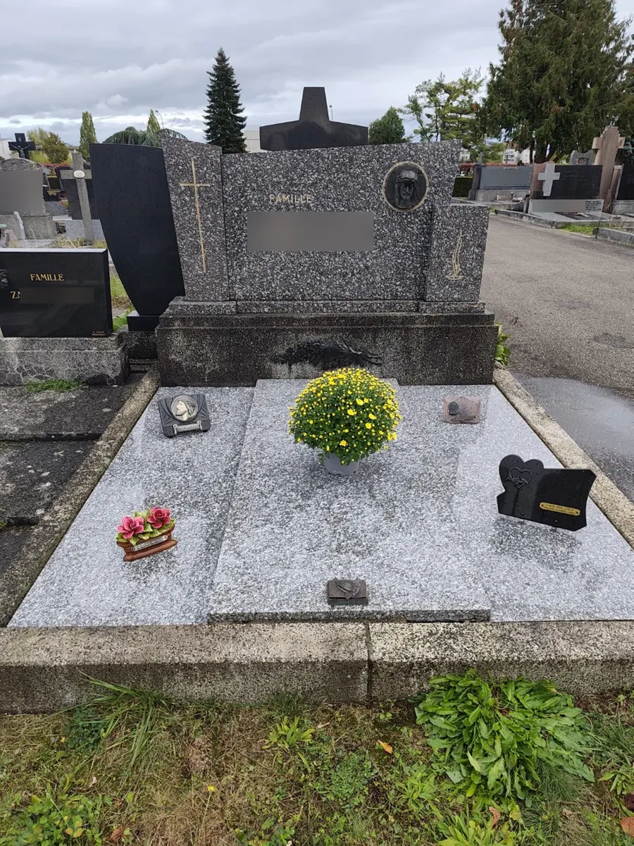 Nettoyage et remise en propreté d'une tombe dans le Haut-Rhin, noms floutés